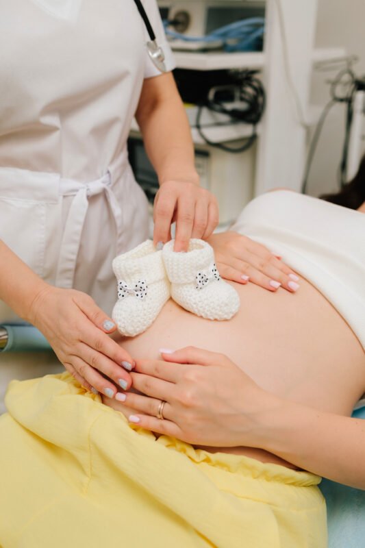 متابعة الرعاية الطبية للمواليد لضمان صحتهم وتطورهم