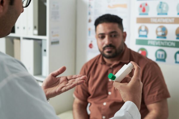 مريض مصري يقرأ النشرة الدوائية للحصول على معلومات عن الدواء