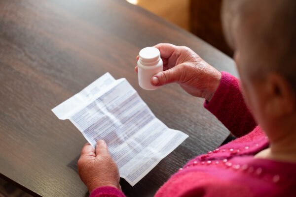 مريض يقرأ تعليمات الأدوية بعناية لضمان استخدامها بشكل صحيح وفعّال.