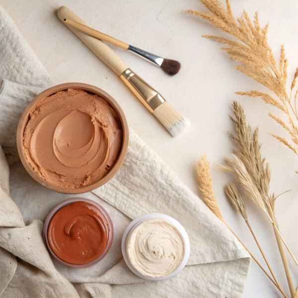 ماسك وجه طبيعي يحتوي على مكونات مثل الفواكه والزيوت الأساسية للحصول على بشرة صحية