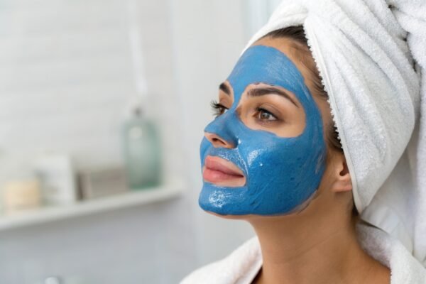 صورة تظهر روتين العناية بالبشرة الحساسة يتضمن منتجات مهدئة وخالية من العطور