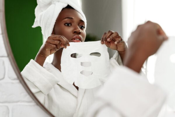 أقنعة الوجه اليومية المصممة لتحسين العناية بالبشرة وتقديم فوائد متعددة مثل ترطيب وتنظيف البشرة