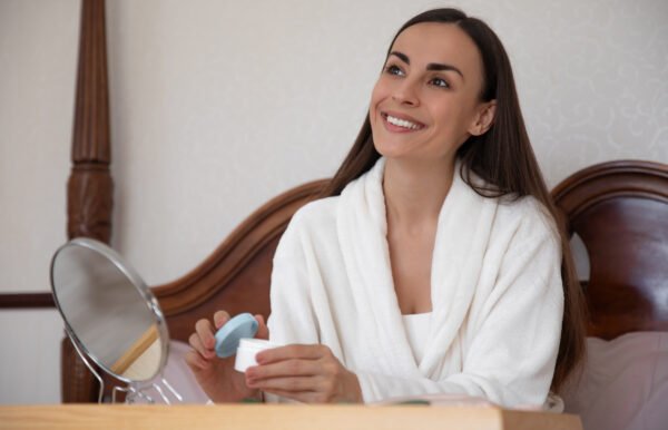 امرأة تستخدم منتجات الع بالبشرة فيينيات لتحسين صحة البشرة