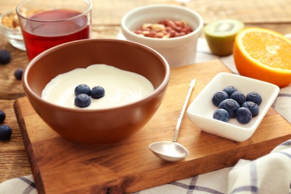 زبادي يحتوي على بروبيوتيك لتعزيز صحة الأمعاء