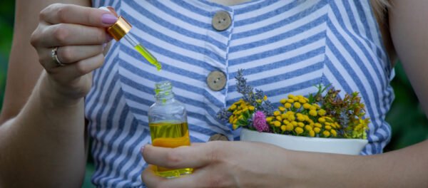 صورة لعلاجات الزيوت الأساسية لدعم صحة الجهاز الهضمي.