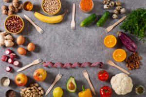 صورة لأطعمة غنية بالألياف لتعزيز صحة الأمعاء، مثل التفاح والشوفان والزبادي