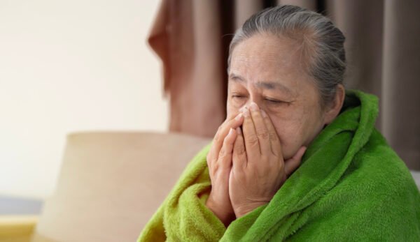 الكحة والتهاب الحلق يمكن أن يكونا نتيجة لعدة أسباب مثل الفيروسات والدخان والتلوث