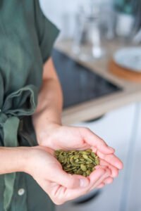 صورة توضح تعزيز الجهاز المناعي من خلال التغذية الصحية والتمارين الرياضية