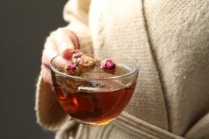 صورة تُظهر شاي البابونج والزنجبيل كعلاج طبيعي لآلام الدورة الشهرية