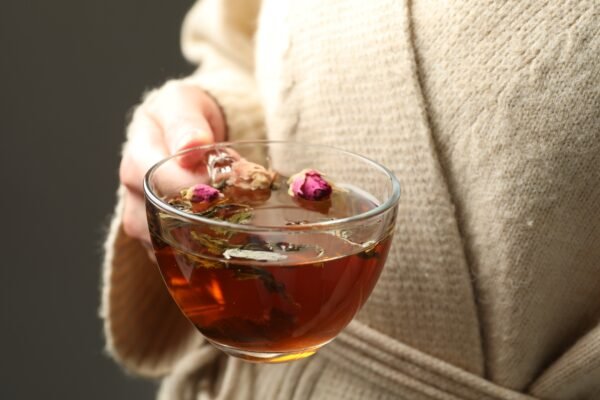 صورة تُظهر شاي البابونج والزنجبيل كعلاج طبيعي لآلام الدورة الشهرية