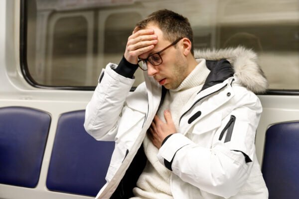 شخص يشعر بالغثيان والدوخة أثناء السفر بسبب دوار الحركة في السيارة