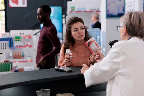 صورة لأدوية تُباع بدون وصفة طبية على رف في الصيدلية