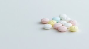 شخص يقرأ ملصق دواء بدون وصفة طبية بعناية لضمان سلامته