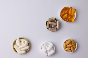 المكملات الغذائية والفيتامينات التي تعزز صحة الجسم وتحسن وظائفه