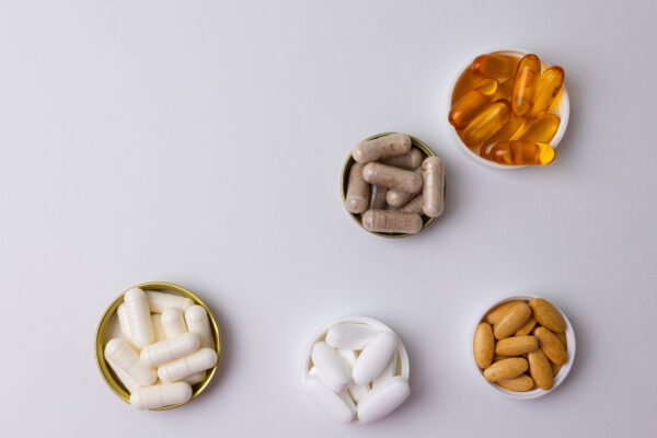المكملات الغذائية والفيتامينات التي تعزز صحة الجسم وتحسن وظائفه