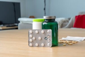 خزانة الأدوية المنزلية تحتوي على مضادات الألم والحمى