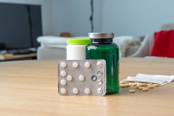 خزانة الأدوية المنزلية تحتوي على مضادات الألم والحمى